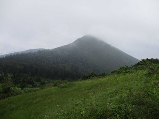 登頂を終えて振り返り見る笠ヶ岳