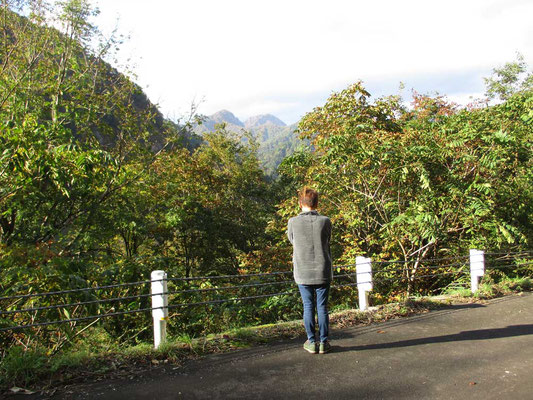 念願叶い山に向かい手を合わせるSさん