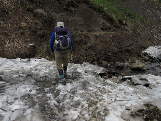 下は沢水が流れている　暖かさでまもなく崩れそうな沢の残雪