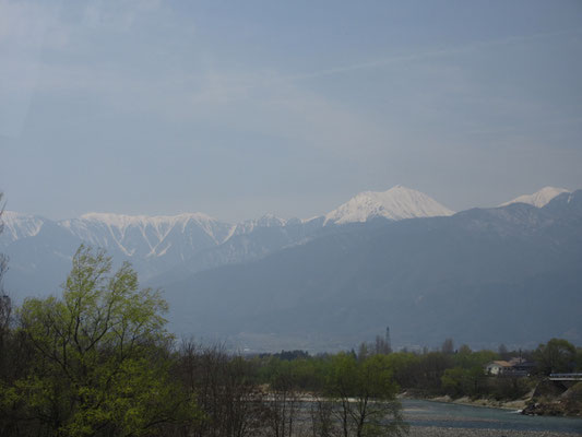 山旅号に揺られ高瀬川越しの常念岳を眺めつつ、信州に別れを告げるのでした