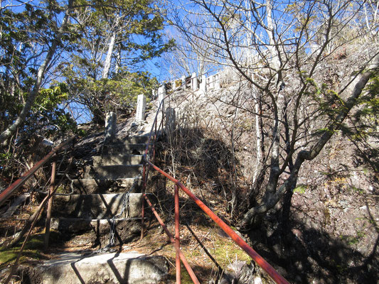 幾つかの仮設階段などを登り降りし、最後の階段は神社の激しい段差の石造り　本日、一番急な階段！