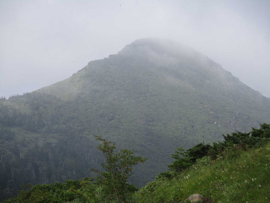 霧に煙る笠ヶ岳