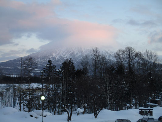 後方羊蹄山が見えるという宿泊先でしたが、一番きれいに見えたのがこの夕焼けの笠雲？の姿でした