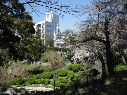 山手十番館と外人墓地