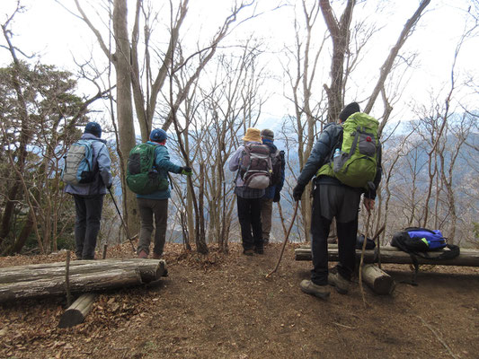 経ヶ岳〜華厳山のコース中一番のアップダウンを越え、ようやく華厳山山頂に到着　ここまで来るととてもホッとする