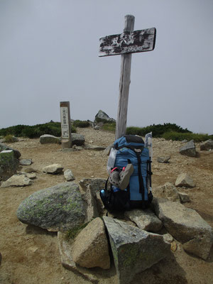 ザックと山頂標識