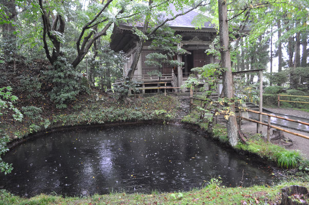 中尊寺内にある「峯薬師堂」　ここは珍しい目のお薬師様らしく、商売道具？でもある「め」のお守りを求めた