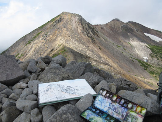 まだこの時点では登山者も然程ではなく、広くない山頂も場所を選んでスケッチが出来た