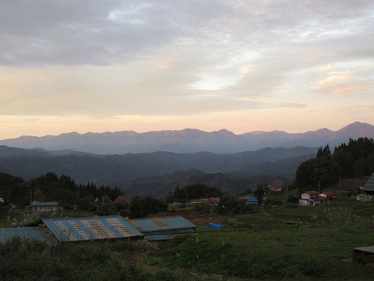 クラインガルテンの朝10　南の方を見下ろす　常念岳の方に続く北アルプス