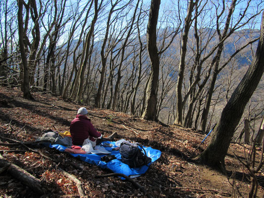 山頂での憩いの時間　いつもの「青の奥座敷」