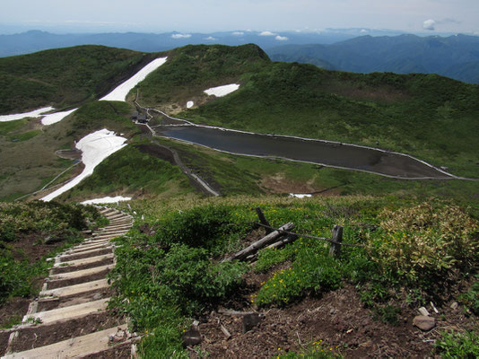 阿弥陀池を見下ろす