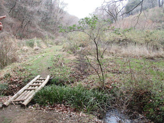 雰囲気のよい懐かしさがこみあげる山の麓　地元の有志の方たちが手を入れ整備をしているとのこと