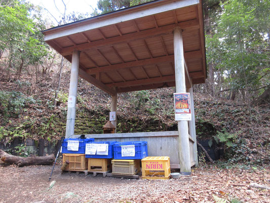 林道出合いの東屋前に無人販売あり　こういうのに出会うとどうしても買いたくなる　私はゴーヤの佃煮、同行のIさんは生姜の佃煮を求めた