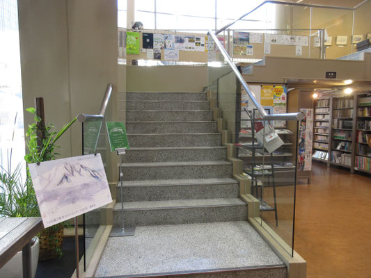 展示会場は二階です