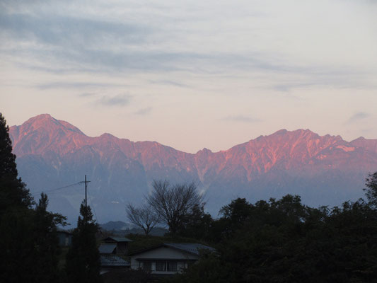 明けて翌朝片付けの日　山荘から見る綺麗なモルゲンロートに染まった山　それまでの滞在中で一番きれいに見える