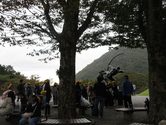 有名な「弓を引くヘラクレス」もウジャウジャと児童に取り囲まれているし〜