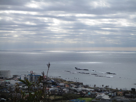 第二展望台からの眺め　曇天の空から海に陽がさしている