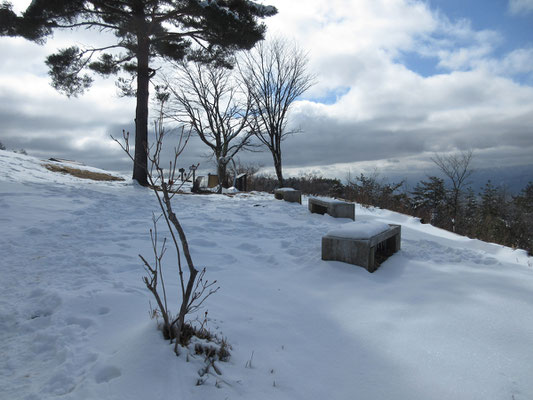 そんな楽しいものを見つけながら登っていると、山頂に到着！　まだ雲が多いが明るくなってきている