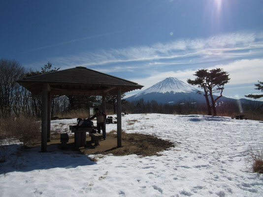 東屋と富士山　ここでお弁当タイム