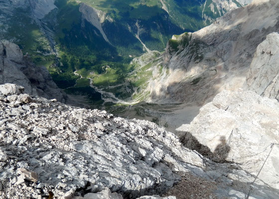 Abstieg - Tal-Tiefblick gen Nord