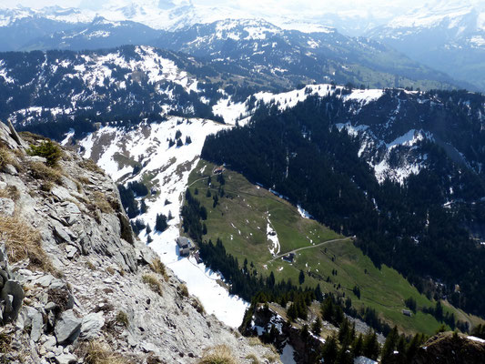 Tiefblick beim Abstieg aus der SO-Flanke