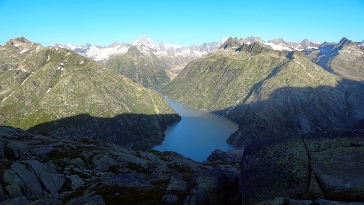 Grimselsee vor Berner Alpen