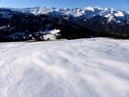 Blick vom Brünnelistock-Gipfelplateau zum Ibergeregg