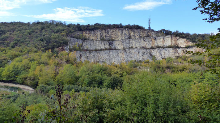 Steinbruch-Felswand vor Monte-Moscal-Antenne