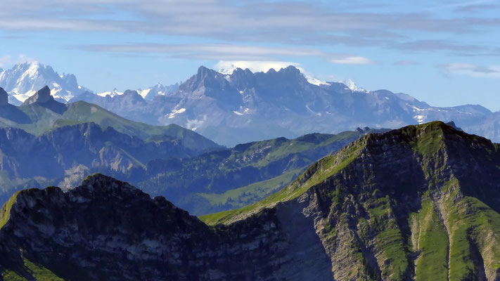 Gipfelblick: Dents du Midi vor Mont Blanc