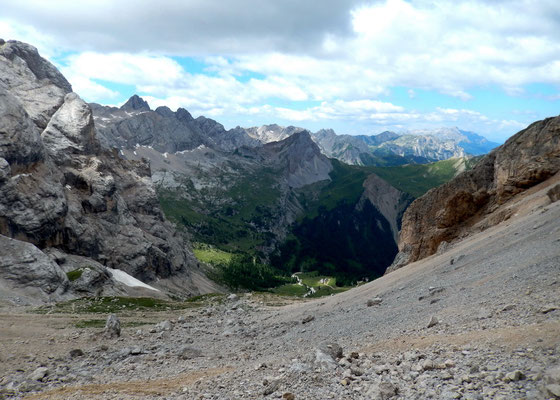 Blick aus den Schutthängen hinab nach Contrin