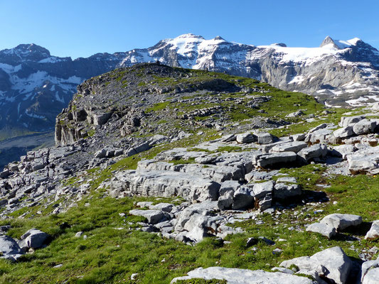 Gipfelplateau des Märcher Stöckli vor Clariden