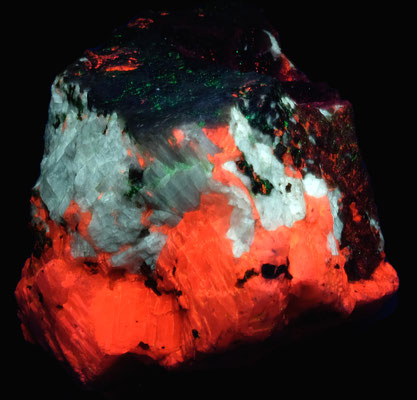 Barite (乳白), Calcite (赤橙), Hyalophane (赤紫), Willemite (緑)*．* 極少量か石の裏面の鉱物