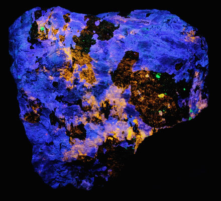 Altered Hardystonite (コバルトブルー), Clinohedrite (橙), Willemite (緑)*．* 極少量か石の裏面の鉱物