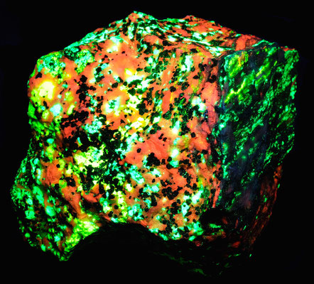 Esperite (黄), Willemite (緑), Calcite (赤橙), Hardystonite (青紫)*．* 極少量か石の裏面の鉱物