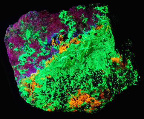 Willemite (緑), Clinohedrite (橙), Hyalophane (赤紫), Xonotlite? (紺)*．* 極少量か石の裏面の鉱物