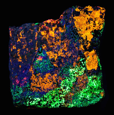 Willemite (緑), Clinohedrite (橙), Calcite (赤橙), Hardystonite (青紫)