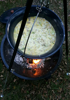 Eine Käse-Hackfleisch-Lauch Suppe im Kessel zubereitet 