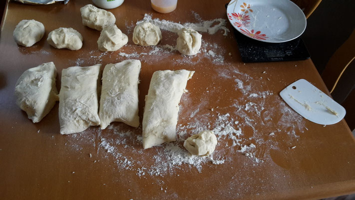 Der Teig wird portioniert.