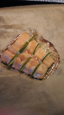 Lachs mit Limettenspalten und Zuckerkruste