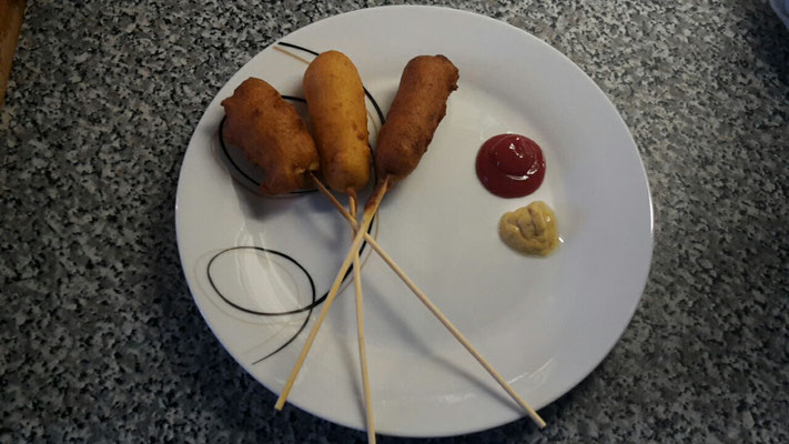 Leckere Amerikanische Corndogs.