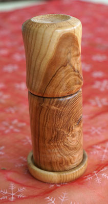 Pfeffermühle mit kräftiger Maserung 16 cm 