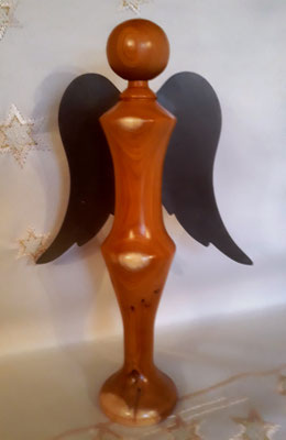 Engel in Eibe 22 cm 