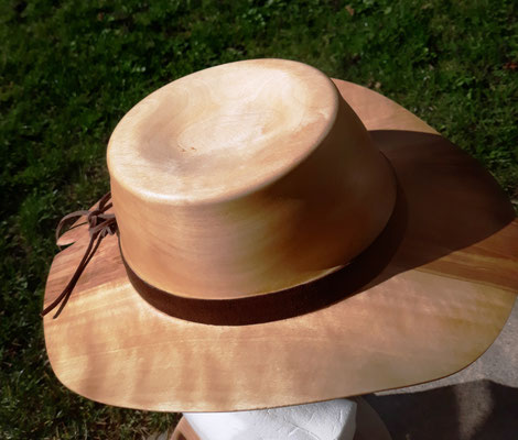 Hut, aus einen Stück  Eschenholz,  rückseitig mit Lederriemen 