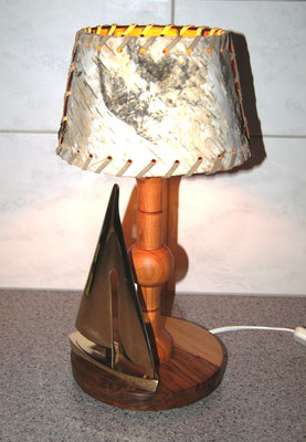 Tischlampe mit Segelschiff Messing massiv - u. Birkenrinde Lampenschirm 