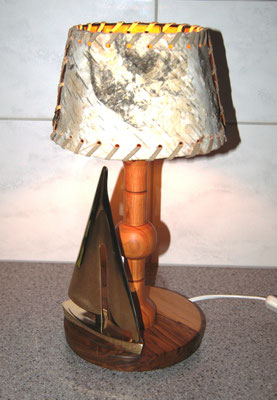 Tischlampe mit Segelschiff Messing massiv - u. Birkenrinde Lampenschirm 