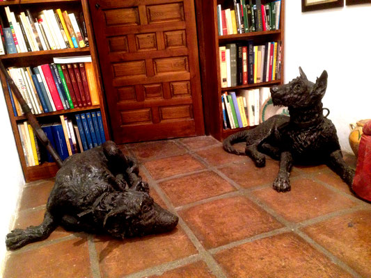Dos podencos echados. 70X30X111 cm y 63X60X123 cm 