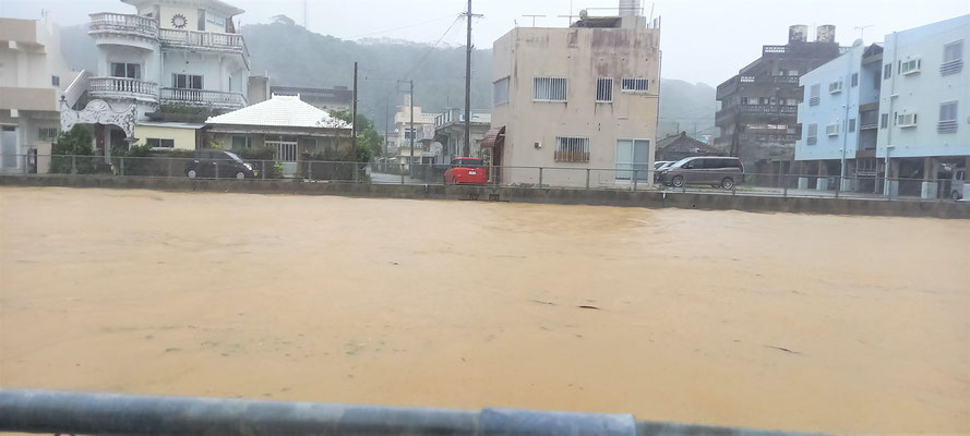 これからの写真は5日土曜日朝の9時23分満潮時です。台風6号が東シナ海からユータンした朝の渡久地市場、満名川周辺。