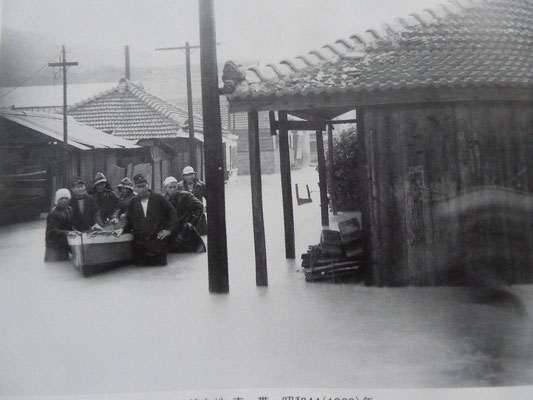 昭和44年（1969年）の台風時の満名川の氾濫での消防団による救出活動。