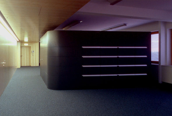 Schrankelement als Raumteiler (Besprechungszimmer) - Foto © Knauer Architekten