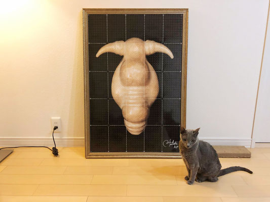 ネコも気になる存在感！！「芸術だニャ〜〜！！」※画像は同シリーズの作品の展示例です。